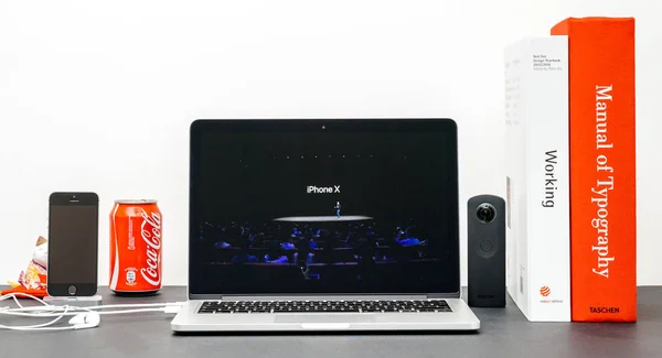 Apple Keynote Phill Schiller X 10 iphone tanıtımı ile — Stok fotoğraf