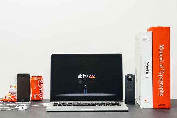 Apple Keynote Tim Cook i Apple Tv 4k — Zdjęcie stockowe