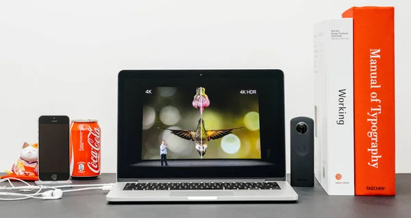 Apple Keynote з Вихорострумовий кий і Apple Tv 4 к. с 4 к Hdr — стокове фото
