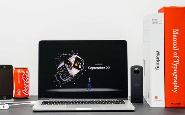 Apple Keynote com relógio Apple e Tim Cook — Fotografia de Stock