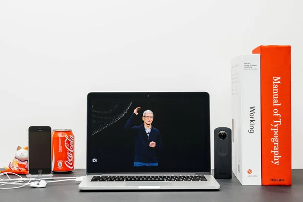 Apple Keynote με τα χέρια του αντίο ο Tim Cook τέλος Keynote — Φωτογραφία Αρχείου