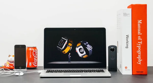 Apple Keynote s Coo Jeff Williams a hodinky série 3 kůže — Stock fotografie