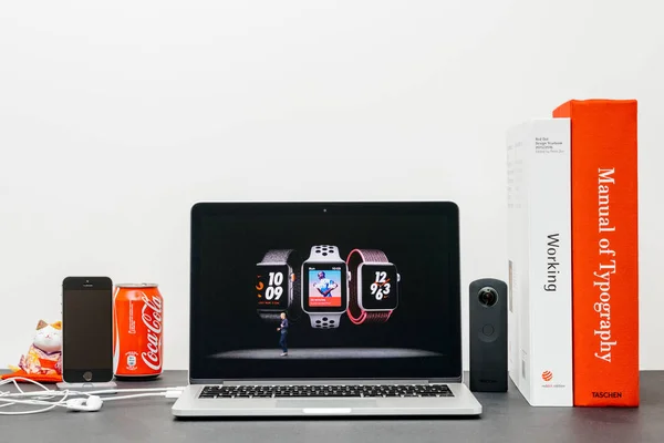 Apple Keynote s Coo Jeff Williams a hodinky série 3 sport wo — Stock fotografie