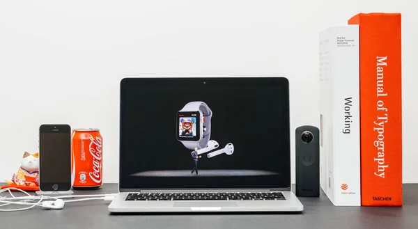 Apple Keynote con COO Jeff Williams y Watch Series 3 itunes , —  Fotos de Stock