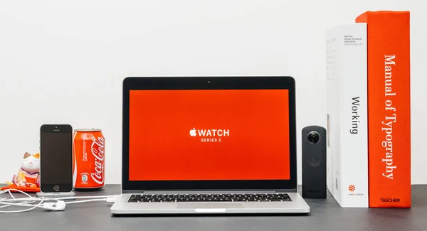 Apple Keynote con el director de operaciones Jeff Williams y Watch Series 3 — Foto de Stock
