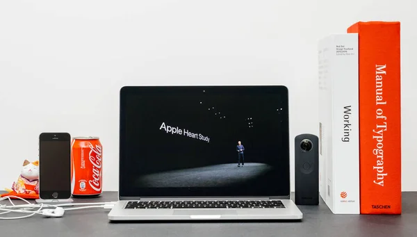 Apple Keynote z apple Coo Jeff Williams i zegarek serii 3 on — Zdjęcie stockowe