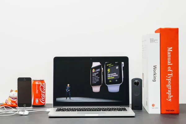 Apple Keynote s Coo Jeff Williams a hodinky série 3 cvičení — Stock fotografie