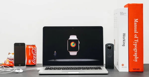 Apple Keynote con COO Jeff Williams y Watch Series 3 de entrenamiento — Foto de Stock