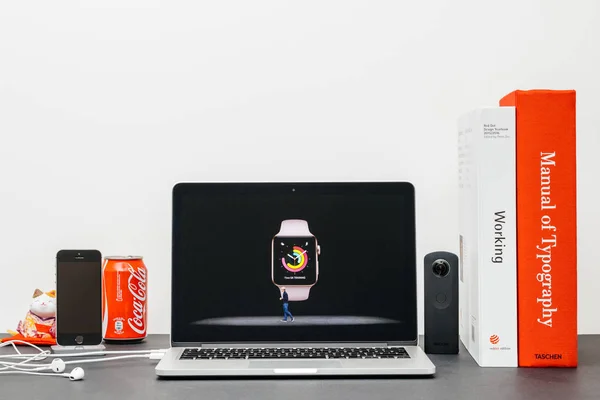 Apple Keynote con Tim Cook presentando Apple Watch 3 — Foto de Stock