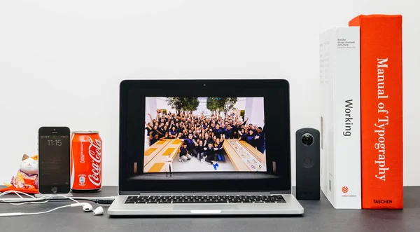 Apple Keynote com a chefe de varejo da Apple Angela Ahrendts para uma reta — Fotografia de Stock