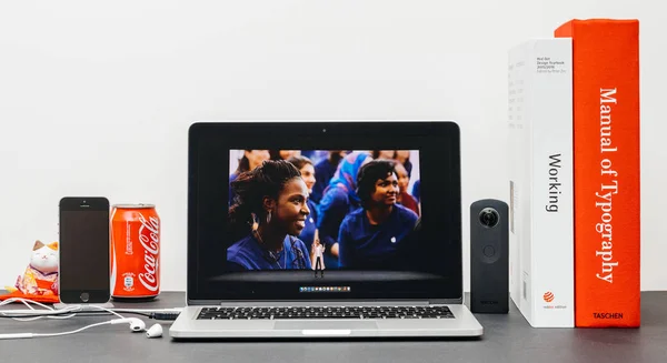 Apple Keynote com a chefe de varejo da Apple Angela Ahrendts para uma reta — Fotografia de Stock