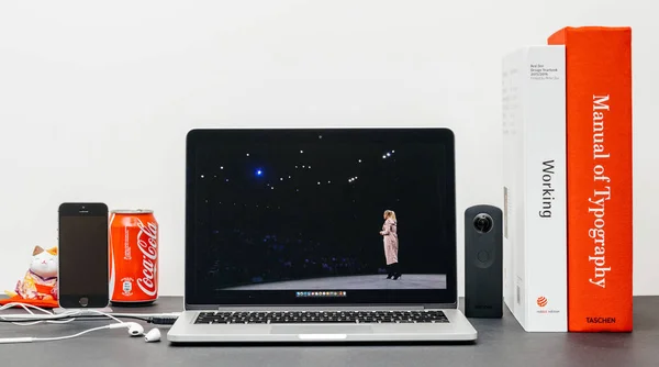 Apple Keynote z Apple retail szef Angela Ahrendts na kasie — Zdjęcie stockowe