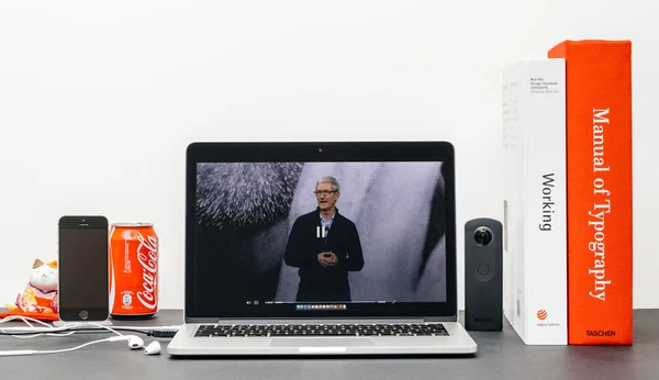 Apple Keynote με τον Steve jobs στη μνήμη του ο Tim Cook, — Φωτογραφία Αρχείου