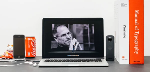 Apple Keynote with Steve jobs in memory of Tim Cook, — Stock Photo, Image