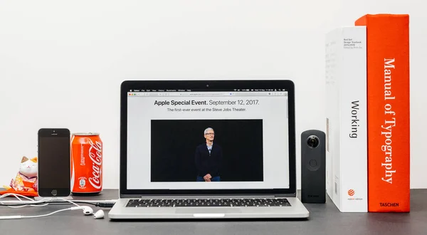 Apple Keynote z Tim Cook jabłko ceo na scenie — Zdjęcie stockowe