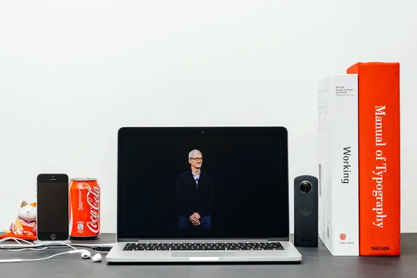 Apple Keynote con Tim Cook CEO de Apple en el escenario —  Fotos de Stock