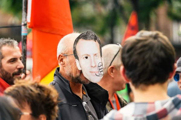 Człowiek sobie Emmanuel macron maska protest — Zdjęcie stockowe