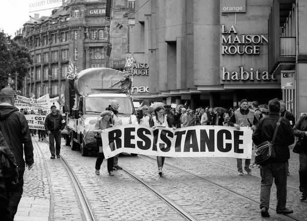 抵抗横幅在法国政治游行期间 Fre — 图库照片