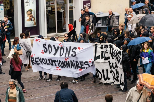 Politikai március ellen makrók la francia országos napközben — Stock Fotó