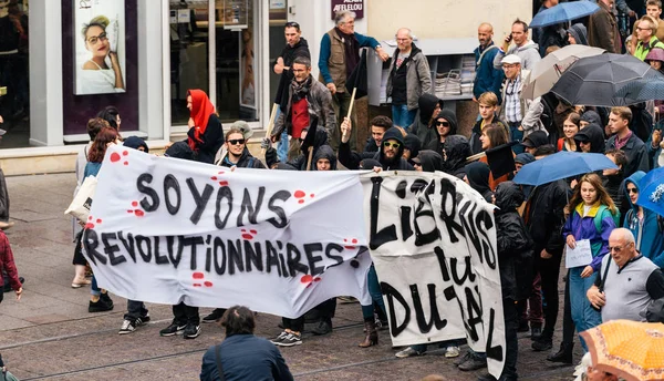 Marcha política durante um dia nacional francês contra Macrow la — Fotografia de Stock