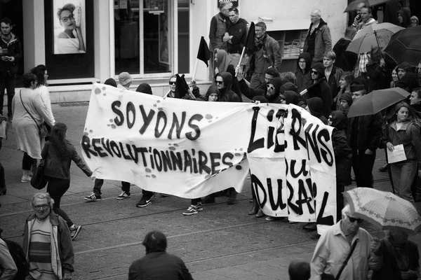 Marcha política durante um dia nacional francês contra Macrow la — Fotografia de Stock