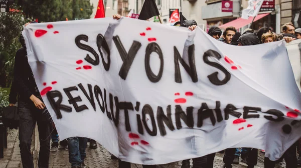 Marcha política durante um dia nacional francês contra Macrow la — Fotografia de Stock