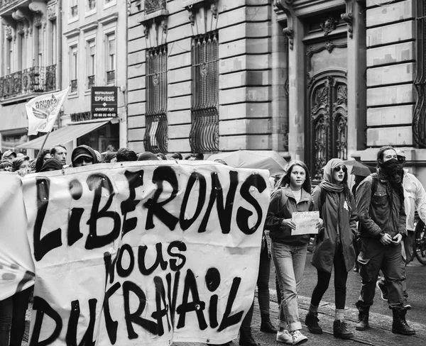 Politieke maart tijdens een Franse landelijke dag tegen Macrow la — Stockfoto