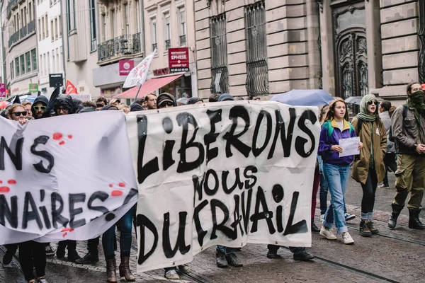 Marcha política durante un día nacional francés contra Macrow la — Foto de Stock