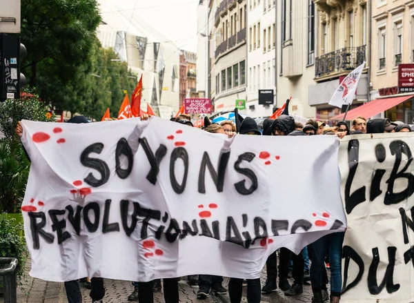 Politické března během francouzské celostátní den proti Macrow la — Stock fotografie