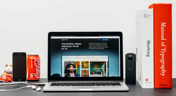 Nejnovější Apple Tv 4k s hudbou nad fotografiemi v televizi — Stock fotografie