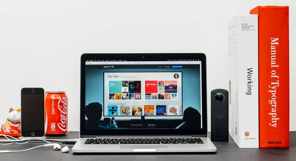 Último Apple TV 4k con para usted las selecciones de película — Foto de Stock