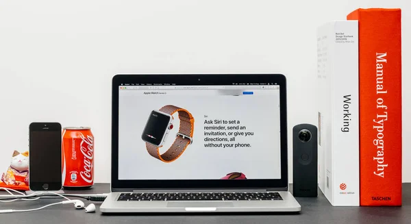 Laatste 3 van de serie van Apple Watch met vragen siri, assistent — Stockfoto