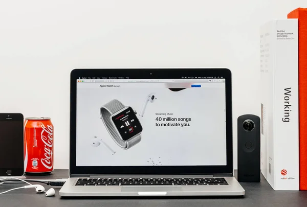 Τελευταίες 3 σειρά Apple Watch με το itunes 4g watch — Φωτογραφία Αρχείου