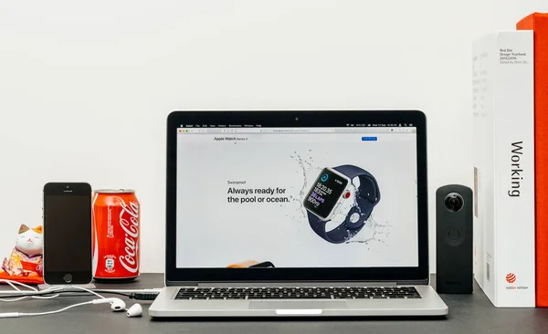 Swimproof 시계 최신 Apple Watch 시리즈 3, — 스톡 사진