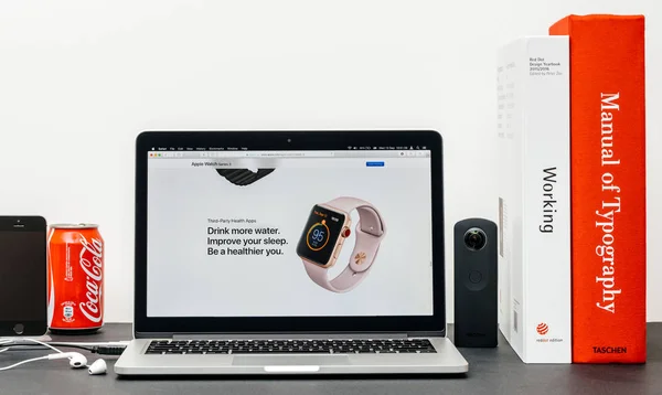 Nejnovější Apple Watch Series 3 s pít více vody, — Stock fotografie