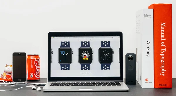 Nieuwste Apple Watch serie 3 met nieuwe riemen — Stockfoto