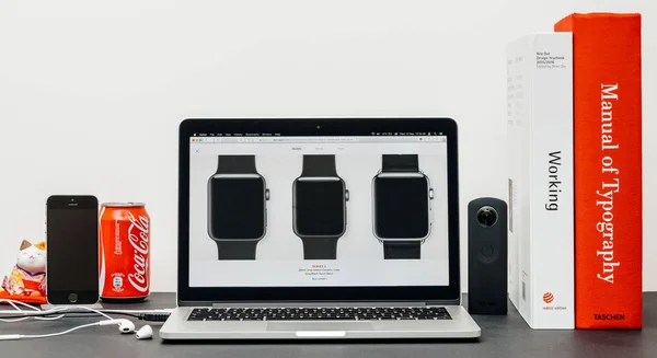 Nieuwste Apple Watch serie 3 met nieuwe riemen — Stockfoto