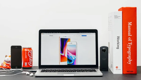 IPhone 8 dan 8 Plus terbaru di situs web — Stok Foto