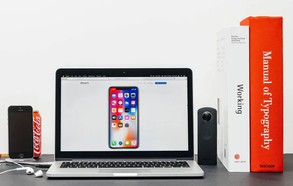 Последние iPhone X 10 с домашним экраном яблочные приложения — стоковое фото