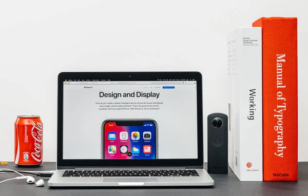Последний iPhone X 10 с дизайном и дисплеем — стоковое фото