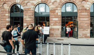 İnsanlar yeni iphone denize indirmek için sıraya
