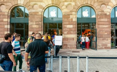 İnsanlar yeni iphone denize indirmek için sıraya