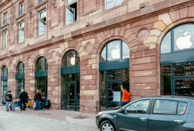 İnsanlar yeni iphone denize indirmek için sıraya