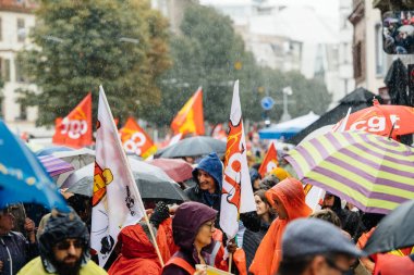 Fransızca ülke çapında protesto üzerinde ağır yağmur 