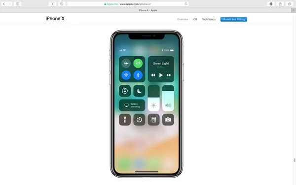 Сайт Apple, демонстрирующий iPhone X 10 — стоковое фото