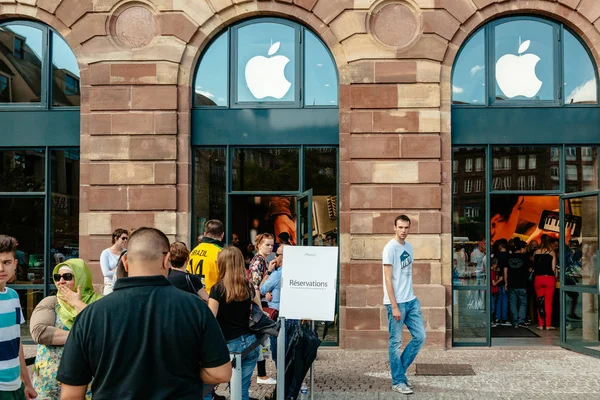 Personas en cola para el nuevo lanzamiento del iphone — Foto de Stock