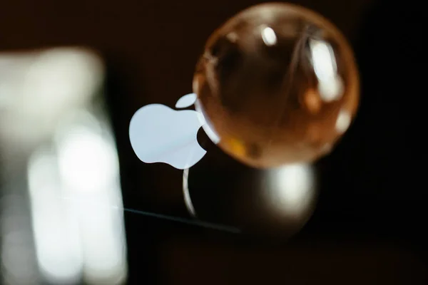 Pasek ładowania logo logotyp Apple Computers, obok szkło globe — Zdjęcie stockowe