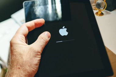 Apple bilgisayarlar Logo logo tablet tutan yükleme