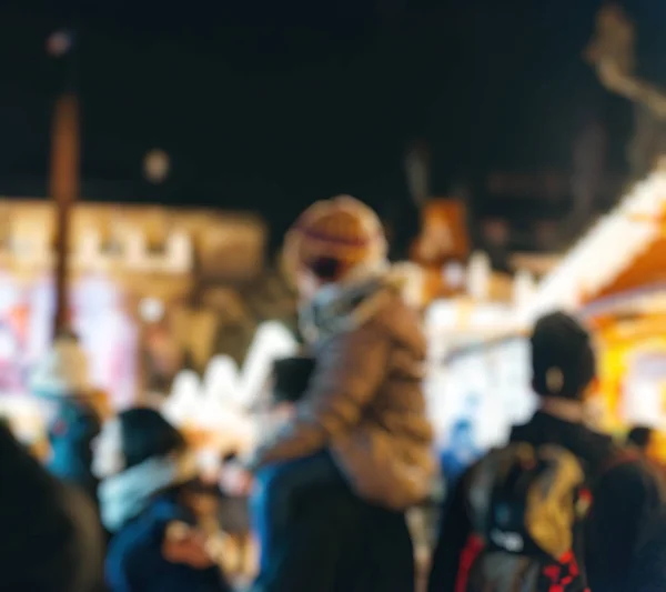 Kid på axeln på julmarknaden — Stockfoto
