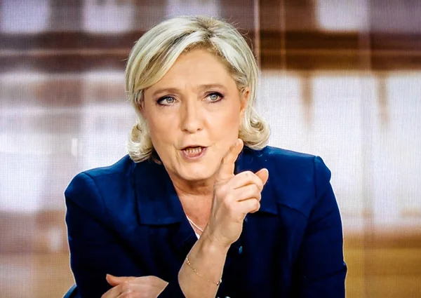 Marine Le Pen candidata al presidente francés debatiendo con Emmanu — Foto de Stock